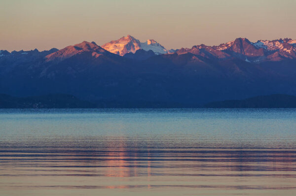 Красивые горные пейзажи в Патагонии. Горное озеро Аргентины, Южная Америка.
