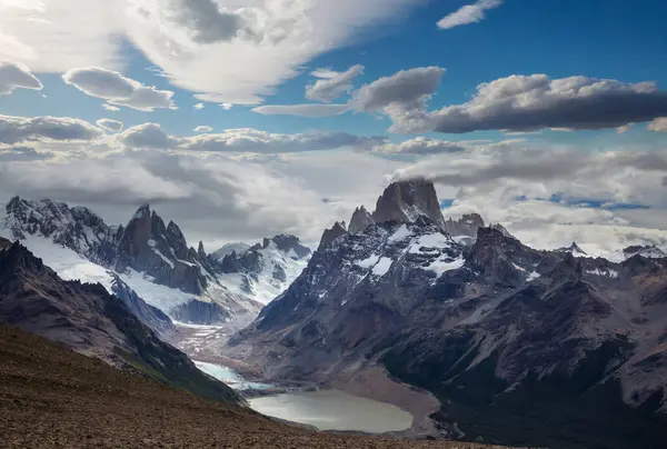 有名なチェッロ フィッツ ロイとチェッロ トーレ アルゼンチンのパタゴニアで最も美しくアクセントしにくい岩場の峰の一つ ロイヤリティフリーのストック写真