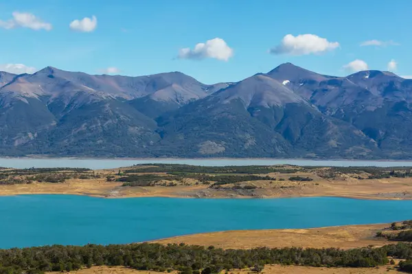パタゴニアの美しい山の風景 アルゼンチン 南アメリカに山の湖 ストックフォト