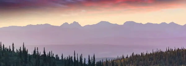 Γραφικό Ηλιοβασίλεμα Στα Βουνά Όμορφο Φυσικό Υπόβαθρο Φωτογραφία Αρχείου
