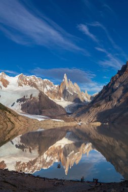 Arjantin 'in Patagonya dağlarındaki meşhur Cerro Torre zirvesi. Güney Amerika 'daki güzel dağ manzaraları.