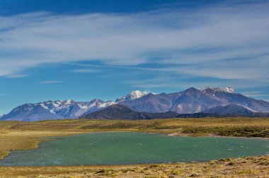 Patagonya 'daki güzel dağ manzaraları. Güney Amerika, Arjantin 'de dağlar gölü.