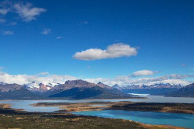 Patagonya 'daki güzel dağ manzaraları. Güney Amerika, Arjantin 'de dağlar gölü.