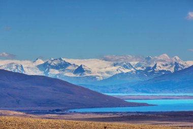 Patagonya 'daki güzel dağ manzaraları. Güney Amerika, Arjantin 'de dağlar gölü.