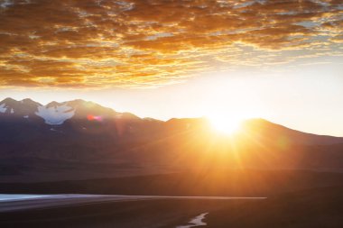 Dağlarda manzaralı günbatımı. Güzel doğal arkaplan.