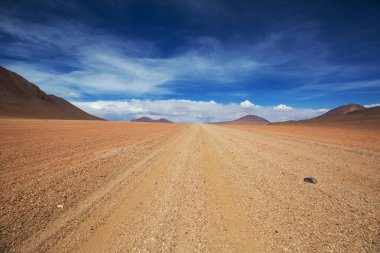 Altiplano, Bolivya 'daki manzara yolu. Seyahat arkaplanı.