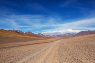 Altiplano, Bolivya 'daki manzara yolu. Seyahat arkaplanı.