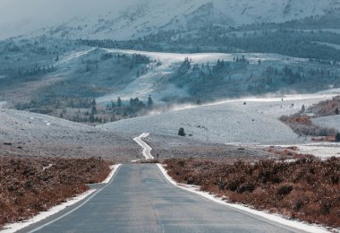 Dağlarda manzaralı bir yol. Seyahat arkaplanı.