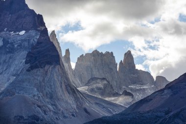 Şili 'deki Torres del Paine Ulusal Parkı' ndaki güzel dağ manzaraları. Dünyaca ünlü yürüyüş bölgesi.