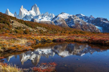 Ünlü Cerro Fitz Roy ve Cerro Torre. Patagonya, Arjantin 'in en güzel ve vurgulanması en zor zirvelerinden biri. Sonbahar mevsimi.