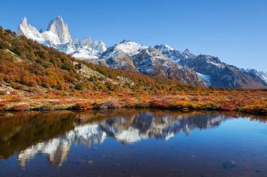 Ünlü Cerro Fitz Roy ve Cerro Torre. Patagonya, Arjantin 'in en güzel ve vurgulanması en zor zirvelerinden biri. Sonbahar mevsimi.