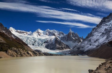 Arjantin 'in Patagonya dağlarındaki meşhur Cerro Torre zirvesi. Güney Amerika 'daki güzel dağ manzaraları.