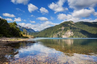 Patagonya 'daki güzel dağ manzaraları. Güney Amerika, Arjantin 'de dağlar gölü.