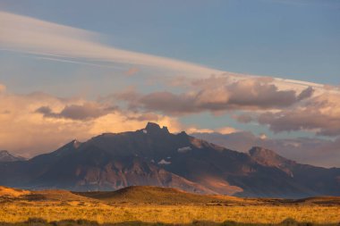Dağlarda manzaralı günbatımı. Güzel doğal arkaplan.