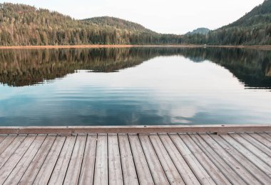 Huzurlu gölde ahşap iskele.