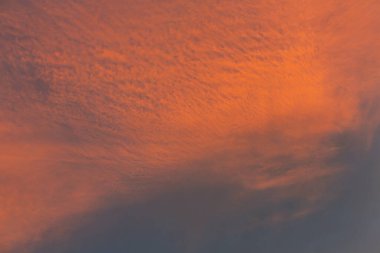 Gün batımında alışılmadık fırtına bulutları. Özgeçmiş için uygun.