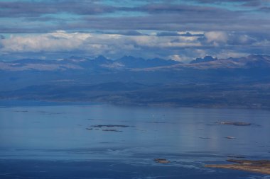 Tierra del Fuego, Arjantin 'deki Ushuaia yakınlarındaki güzel dağlar.