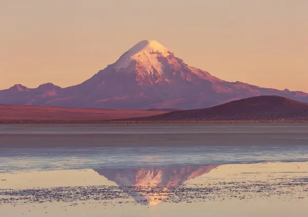Lago Altiplano Nas Montanhas Dos Andes Bolívia América Sul Fotos De Bancos De Imagens Sem Royalties