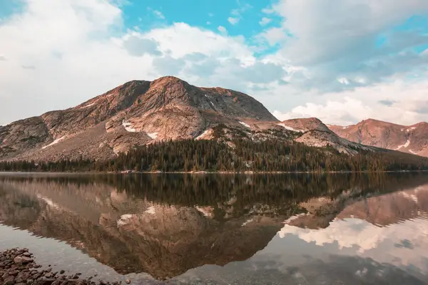 Озеро Сереніті Горах Літній Сезон Красиві Природні Пейзажі Стокова Картинка