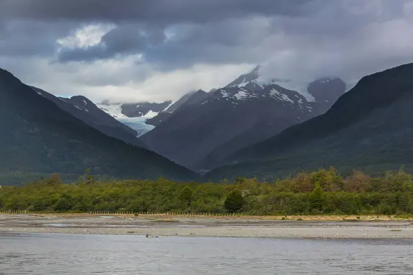 智利南部巴塔哥尼亚Carretera Austral一带美丽的山地景观 图库图片
