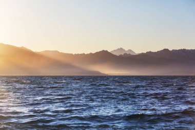 Patagonya 'daki güzel dağ manzaraları. Güney Amerika, Arjantin 'de dağlar gölü.