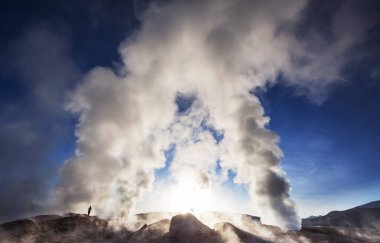 Geyser Sol de Manana, Bolivya. Güney Amerika 'da güzel sıradışı doğal manzaralar.