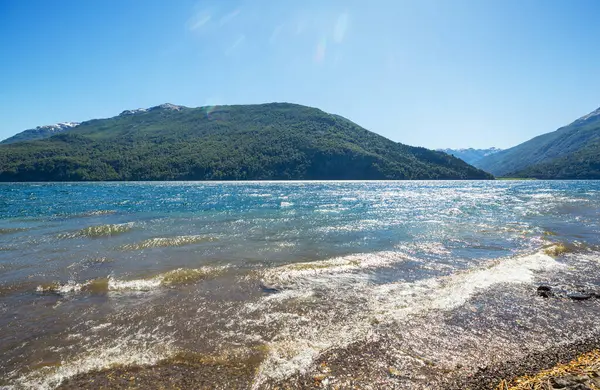 Patagonya 'daki güzel dağ manzaraları. Güney Amerika, Arjantin 'de dağlar gölü.