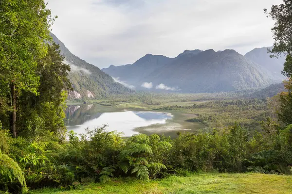 智利南部巴塔哥尼亚Carretera Austral一带美丽的山地景观 免版税图库照片