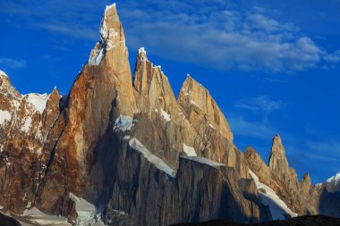 Arjantin 'in Patagonya dağlarındaki meşhur Cerro Torre zirvesi. Güney Amerika 'daki güzel dağ manzaraları.