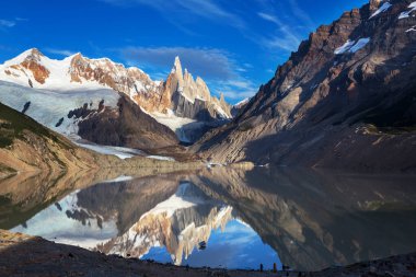 Arjantin 'in Patagonya dağlarındaki meşhur Cerro Torre zirvesi. Güney Amerika 'daki güzel dağ manzaraları.