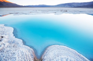 Kuzey Arjantin 'in fantastik manzaraları. Güzel, ilham verici doğal manzaralar. Salar Antofalla 'da Laguna Verde.