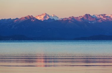 Patagonya 'daki güzel dağ manzaraları. Güney Amerika, Arjantin 'de dağlar gölü.