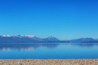 Patagonya 'daki güzel dağ manzaraları. Güney Amerika, Arjantin 'de dağlar gölü.