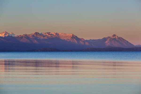Красивые горные пейзажи в Патагонии. Горное озеро Аргентины, Южная Америка.