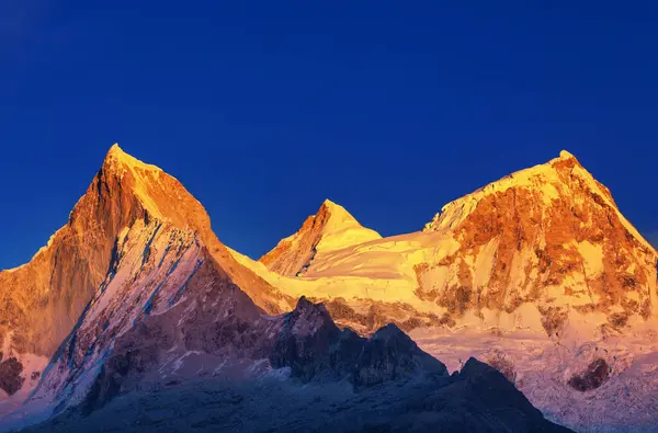 เขาท สวยงามใน Cordillera Blanca Peru อเมร กาใต ภาพถ่ายสต็อกที่ปลอดค่าลิขสิทธิ์