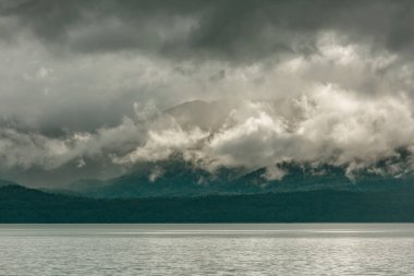 Puslu dağ gölü, sabahın erken saatlerinde dağlarda..