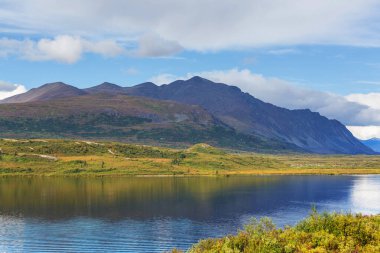 Kanada'da dağ gölü sakin sahne