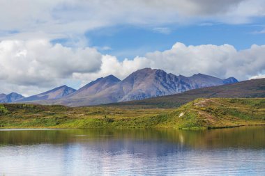Kanada'da dağ gölü sakin sahne
