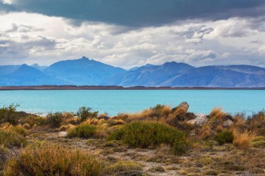 Patagonya 'daki güzel dağ manzaraları. Güney Amerika, Arjantin 'de dağlar gölü.