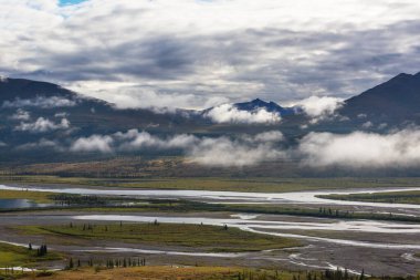 Yazın Alaska 'nın Picturesque Dağları. Kar, kütleleri, buzulları ve kayalık tepeleri kapladı. Güzel doğal arkaplan.