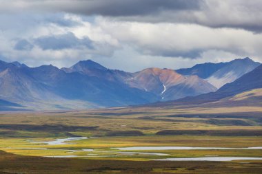 Yazın Alaska 'nın Picturesque Dağları. Kar, kütleleri, buzulları ve kayalık tepeleri kapladı. Güzel doğal arkaplan.