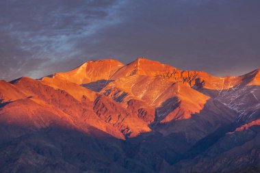 İlham verici bir sahne. Dağlarda gün doğumu, güzel doğal arka plan.