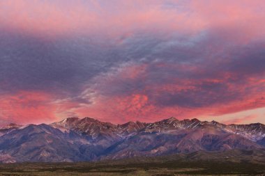 İlham verici bir sahne. Dağlarda gün doğumu, güzel doğal arka plan.