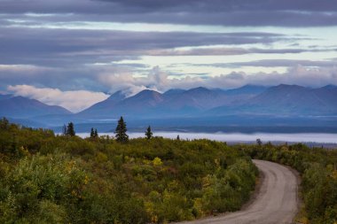 Alaska, ABD 'de manzara otoyolu. Dramatik manzara bulutları