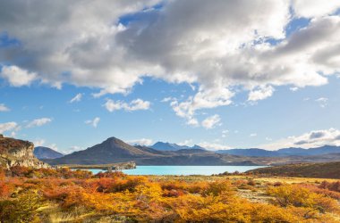 Perito Moreno Ulusal Parkı, Arjantin, Güney Amerika. Güzel renkli sonbahar mevsimi.