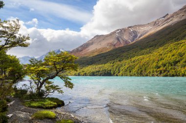 Patagonya 'daki güzel dağ manzaraları. Güney Amerika, Arjantin 'de dağlar gölü.