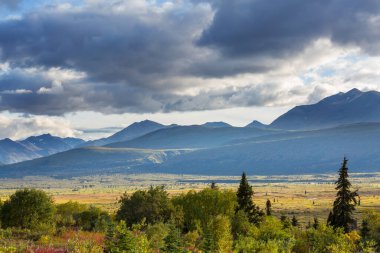 Yazın Alaska 'nın Picturesque Dağları. Kar, kütleleri, buzulları ve kayalık tepeleri kapladı. Güzel doğal arkaplan.