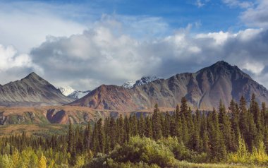 Yazın Alaska 'nın Picturesque Dağları. Kar, kütleleri, buzulları ve kayalık tepeleri kapladı. Güzel doğal arkaplan.