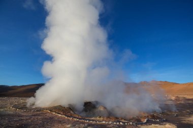 Geyser Sol de Manana, Bolivya. Güney Amerika 'da güzel sıradışı doğal manzaralar.