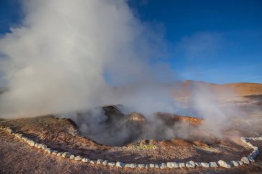 Geyser Sol de Manana, Bolivya. Güney Amerika 'da güzel sıradışı doğal manzaralar.